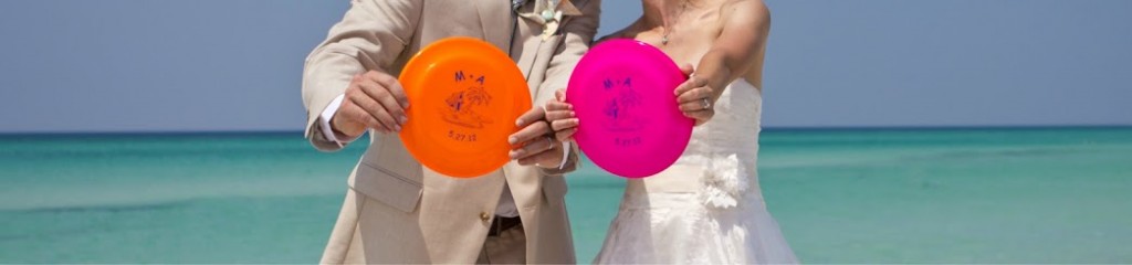 beach wedding frisbee 